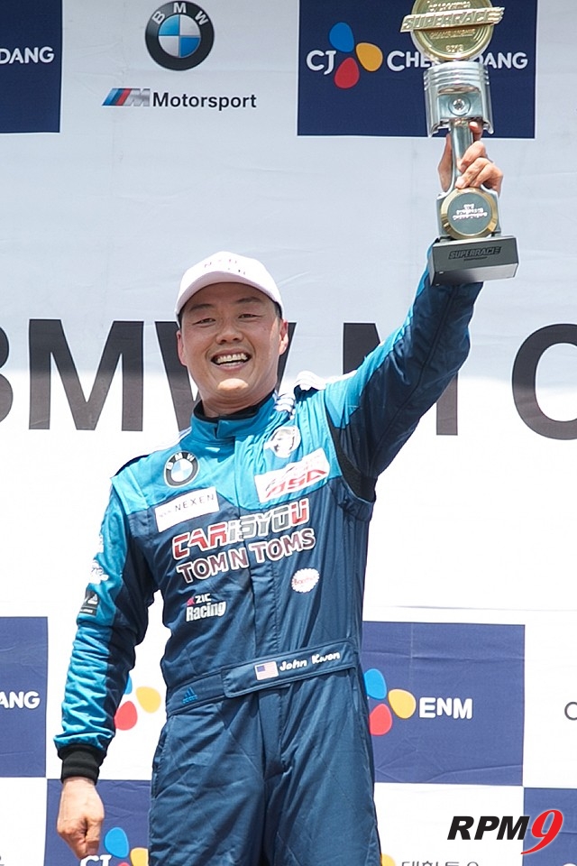 CJ대한통운 슈퍼레이스 2전 BMW M 클래스 우승 권형진 선수 (사진 황재원 기자)