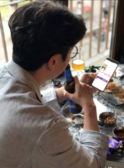 ‘맥주와 함께 책을 즐기는 ‘책맥’이 인기를 끌고 있다. 사진=밀리의 서재 제공