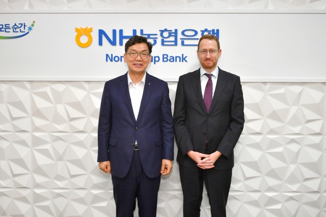 지난 10일 이대훈 은행장(사진 왼쪽)이 브렛 쿠퍼 호주 무역투자대표부 동북아 총괄대표(사진 오른쪽)와 면담 후 사진촬영을 하고 있다. 사진=NH농협은행