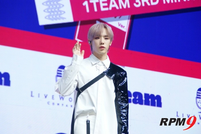 6일 서울 광진구 예스24 라이브홀에서는 1TEAM(원팀) 새 미니앨범 'ONE' 발매기념 쇼케이스가 열렸다. 멤버 진우. 