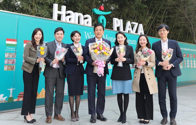 하나금융그룹은 코로나19로 인한 꽃 소비 감소로 어려움을 겪고 있는 화훼농가를 돕고자 '화훼농가 돕기 릴레이 캠페인'에 참여했다고 밝혔다. 김정태 회장(사진 가운데)이 23일 하나금융그룹 명동 사옥에서 코로나19로 지친 직원들에게 봄 기운 가득한 꽃을 선물하고 기념촬영을 하고 있다. 사진=하나은행
