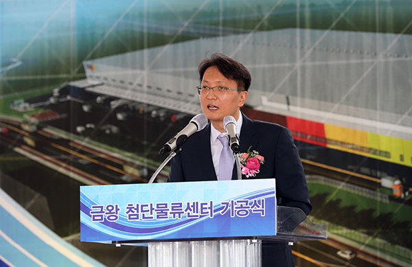 △박대준 쿠팡 신사업부문 대표가 ‘쿠팡 금왕 첨단물류센터 기공식’에서 인사말을 하고 있다. 새롭게 설립되는 쿠팡 금왕 첨단물류센터는 2021년 8월 완공 예정이다.
