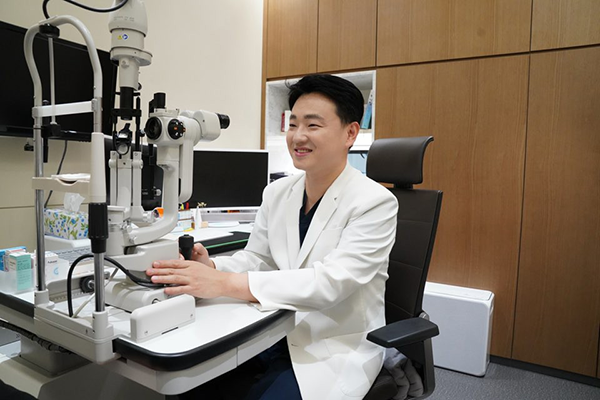 △사진설명: 진료중인 염동주 원장 사진제공=스마일안과