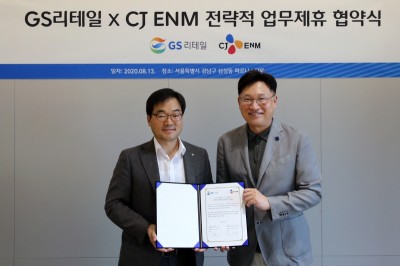 GS리테일 김종수 MD본부장(좌)과 CJ ENM 다이아 티비 김도한 사업부장이 업무제휴 협약식 후 기념사진을 촬영하고 있다. 사진=GS리테일.