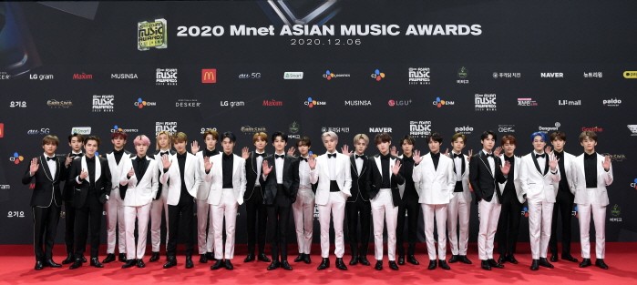 2020 MAMA 포토타임을 갖고 있는 NCT. (사진=CJ ENM 제공)