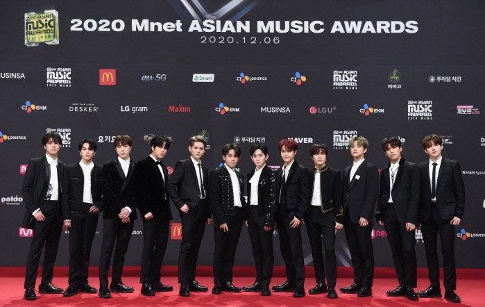 2020 MAMA 포토타임을 갖고 있는 트레저. (사진=CJ ENM 제공)