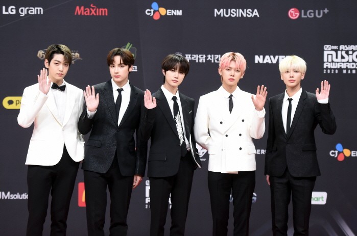 2020 MAMA 포토타임을 갖고 있는 TXT(투모로우바이투게더). (사진=CJ ENM 제공)