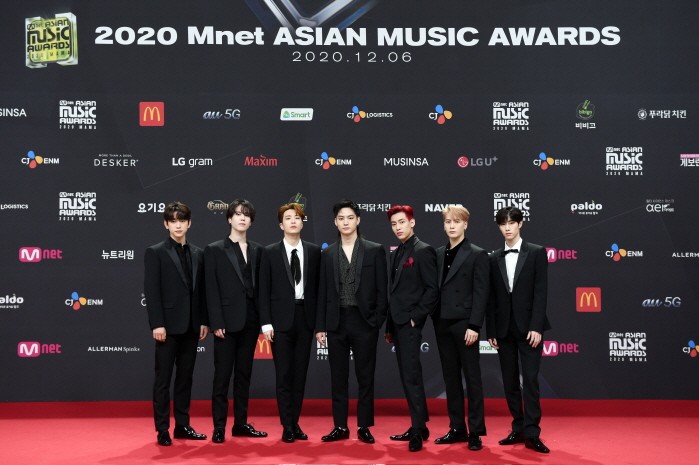 2020 MAMA 포토타임에 응하는 GOT7. (사진=CJ ENM 제공)