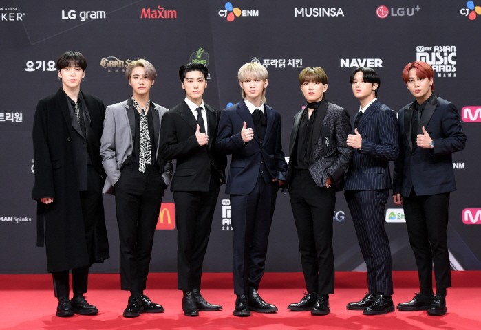 2020 MAMA 포토타임에 응하는 에이티즈. (사진=CJ ENM 제공)