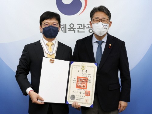 스마일게이트 창업자 권혁빈 이사장(좌)이 문화관광체육부 박양우 장관(우)과 기념 사진을 촬영하고 있다. 사진=스마일게이트 그룹.