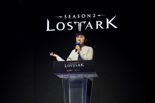 금강선 디렉터가 ‘로아온 페스티벌’을 진행하고 있다. 사진=스마일게이트.