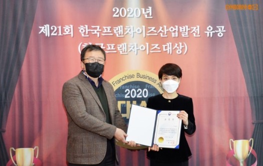 한국짐보리 짐월드 김혜련 상무(오른쪽)가 산업통상자원부 장관 표창 수상 후 기념 촬영을 하고 있다. 사진=한국짐보리 짐월드.