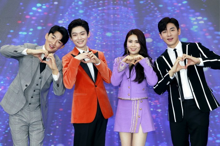 지난 19일 KBS 트롯 전국체전 톱8 간담회가 온라인으로 열렸다. (왼쪽부터) 신승태, 김용빈,, 최향, 한강 등이 포즈를 취하고 있다. (사진=포켓돌스튜디오 제공)