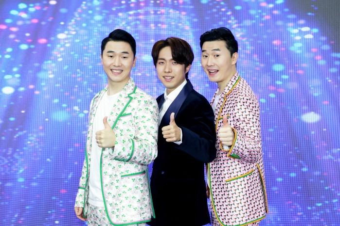 지난 19일 KBS 트롯 전국체전 톱8 간담회가 온라인으로 열렸다. 재하(가운데)와 상호&상민(좌, 우)이 포즈를 취하고 있다. (사진=포켓돌스튜디오 제공)