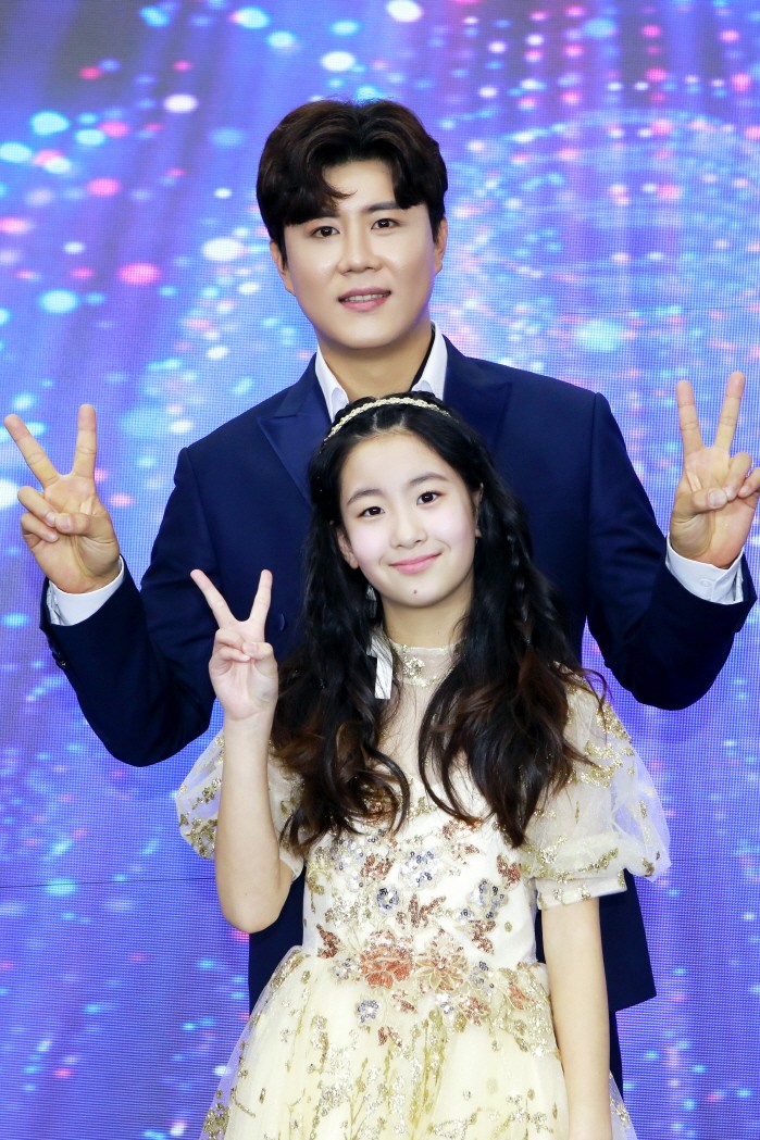 지난 19일 KBS 트롯 전국체전 톱8 간담회가 온라인으로 열렸다. 진해성, 오유진이 포즈를 취하고 있다. (사진=포켓돌스튜디오 제공)