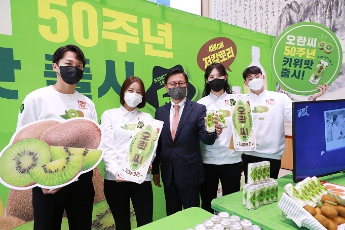 3일 서울 동대문구 동아오츠카 본사에서 조익성 동아오츠카 대표이사(왼쪽에서 세번째)와 동아오츠카 직원들이 오란씨 50주년 기념 '오란씨 키위' 신제품 출시를 축하하며 기념사진 촬영을 하고 있다. 사진=동아오츠카