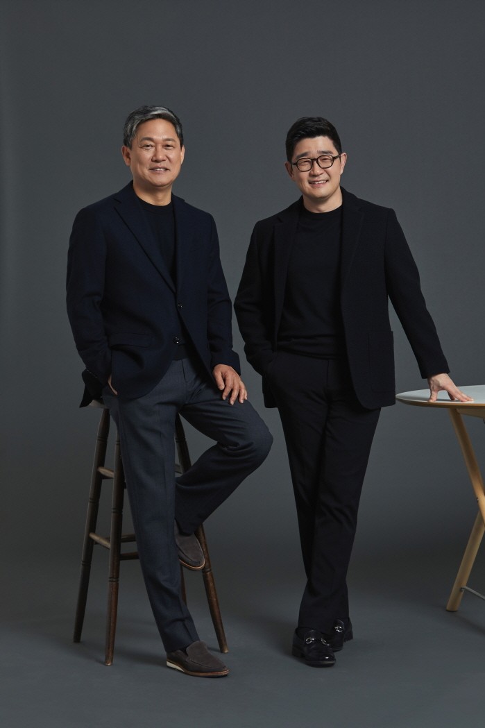 (왼쪽부터) 김성수, 이진수 카카오엔터테인먼트 각자대표. (사진=카카오엔터테인먼트 제공)