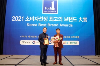 금성출판사 김무상 회장, 김학현 사장이 매쓰클라우드 학습 서비스로 2021 소비자선정 최고의 브랜드 대상을 수상하고 있다. 사진=금성출판사.