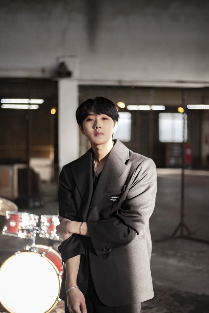 어바우츄(About U) 보컬 이수. (사진=앰프뮤직 제공)