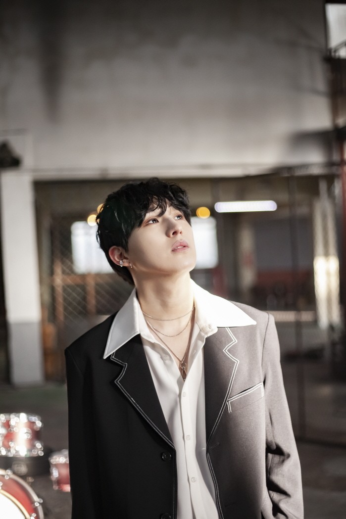 어바우츄(About U) 기타리스트 도윤. (사진=앰프뮤직 제공)