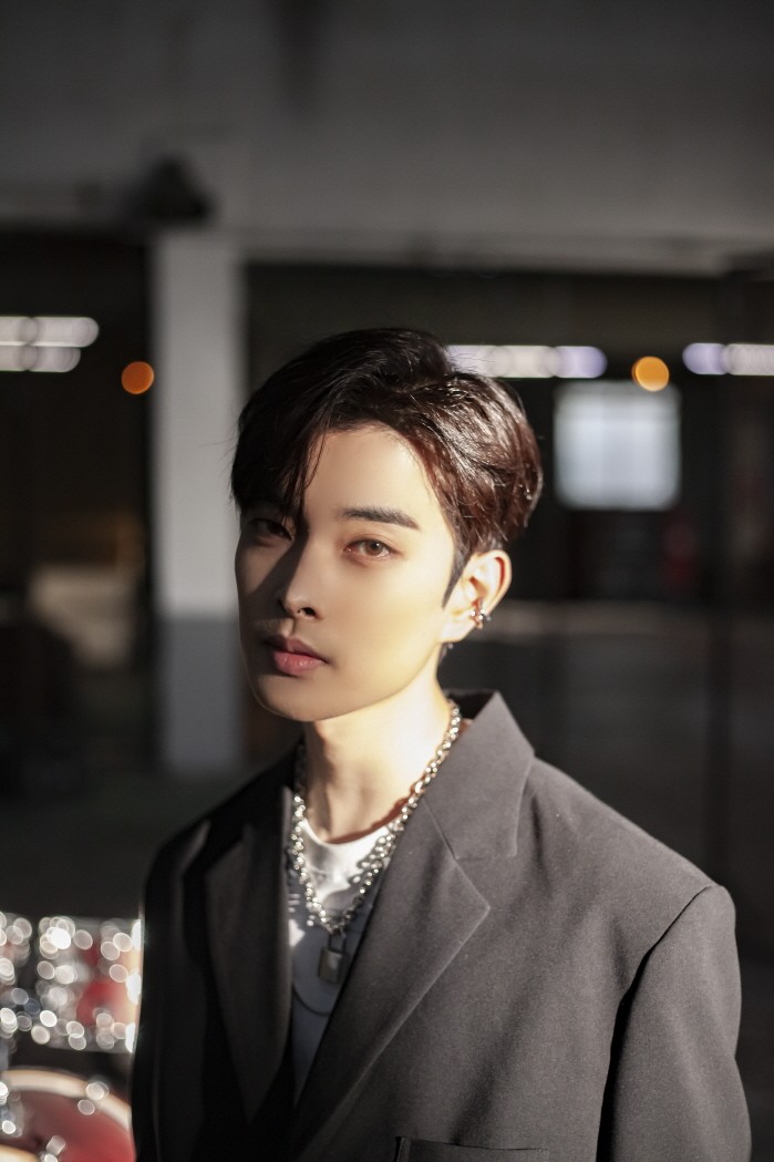 어바우츄(About U) 베이스 네온. (사진=앰프뮤직 제공)