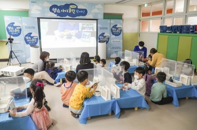 교원그룹은 지난 30일 노원구 소재 어린이집 아동 21명을 대상으로 첫 번째 ‘웰스 아이클린 캠페인’을 진행했다. 사진=교원그룹.