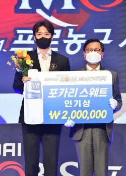 ‘KBL 현대모비스 프로농구’ 시상식에서 조익성 동아오츠카 대표이사(오른쪽)와 원주 DB 허웅 선수(왼쪽)가 ‘포카리스웨트 인기상’ 시상 기념촬영을 하고 있다. 사진=동아오츠카.
