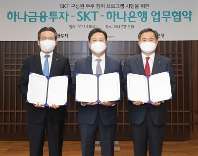 (왼쪽부터) 하나금융투자 WM총괄본부 강민선 전무, SK텔레콤 기업문화 신상규 센터장, 하나은행 CIB그룹 박지환 부행장이 기념 사진을 촬영하고 있다. 사진=하나은행. 

