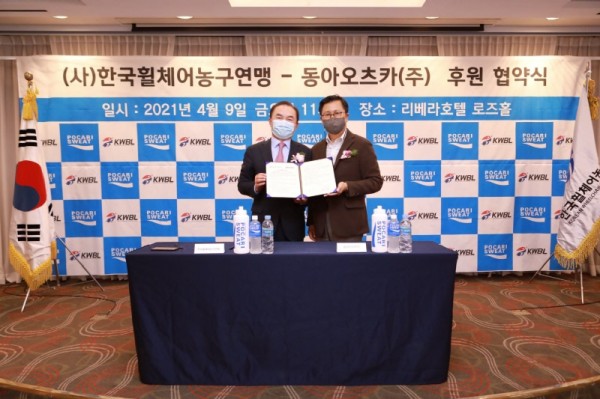한국휠체어농구연맹 최욱철 총재(좌)과 동아오츠카 조익성 대표이사(우)가 기념사진 촬영을 하고 있다. 사진=동아오츠카.