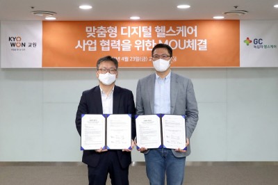 GC녹십자헬스케어 안효조 대표이사(좌)와 교원그룹 장동하 기획조정실장이 기념 사진을 촬영하고 있다. 사진=교원그룹.