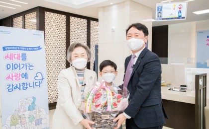 권준학 은행장(좌이 '사랑해요·감사해요 적금'에 가입한 고객과 함께 기념촬영을 하고 있다. 사진=NH농협은행.