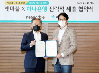 업무협약식에서 박성호 하나은행장(좌)과 이승원 넷마블 대표(우)가 기념촬영을 하고 있다. 사진=하나은행. 