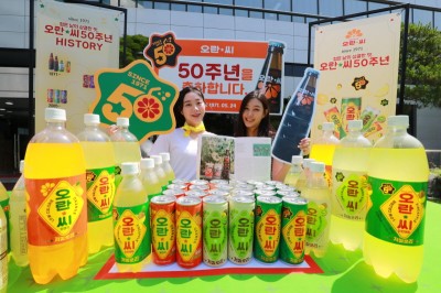 오란씨 모델 공모전을 통해 선발된 모델 김도휘(좌)와 강안나가 오란씨출시 50주년 기념 행사를 진행하고 있다. 사진=동아오츠카.