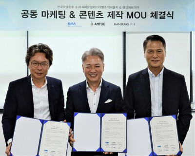 (좌측부터) 한성에프아이 김영국 사장, 아시아모델페스티벌조직위원회 양의식 회장, 한국모델협회 임주완 회장이 기념 사진을 촬영하고 있다. 사진=한성에프아이.