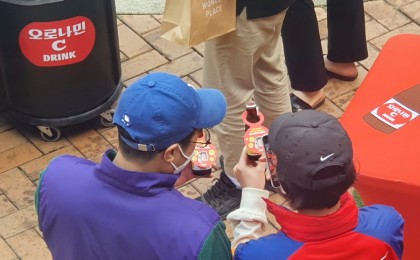 지난 5월 롯데 프리미엄 아울렛 기흥점에서 진행된 오로나민C 팝업스토어에서 소비자들이 QR코드를인증해 2021 오로나민C 다들어따 이벤트를 참여하고 있다. 사진=동아오츠카.