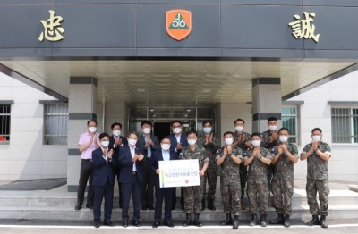 농협은행 HR·업무지원부문 임동순 부행장(첫줄 왼쪽에서 세번째)와 직원들이 최인수 사단장(첫줄 왼쪽에서 네번째) 및 부대 장병들과 함께 기념촬영을 하고 있다. 사진=NH농협은행.