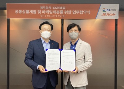 오진석 GS리테일 부사장(우)과 김이배 제주항공 대표이사(좌)가 서울 제주항공사무실에서 업무협약 기념 사진을 찍고 있다. 사진=GS리테일.
