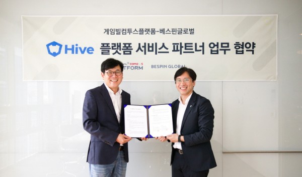 ‘게임빌컴투스플랫폼’ 최석원 이사(좌)와 ‘베스핀글로벌’ 김재범 구글2 사업 부장이 기념 사진을 촬용하고 있다. 사진=게임빌.