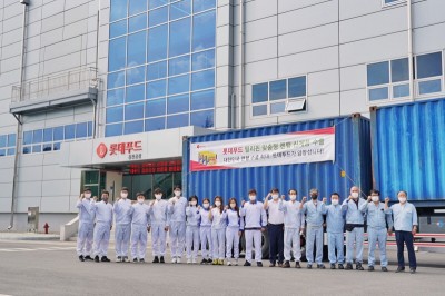 필리핀 수출 캔햄인 치킨 런천미트 1차 출고분을 컨테이너에 싣고 룻데푸드 관계자들이 기념 사진을 촬영하고 있다. 사진=롯데푸드.