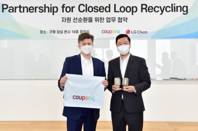 쿠팡 환경보건안전 라이언 브라운 총괄 부사장(좌)이 LG화학 석유화학글로벌사업 허성우 총괄 부사장과 MOU 체결 후 쿠팡의 포장비닐과 LG화학의 재활용 원료 펠렛(pellet)을 들고 기념 촬영을 하고 있다. 사진=쿠팡.