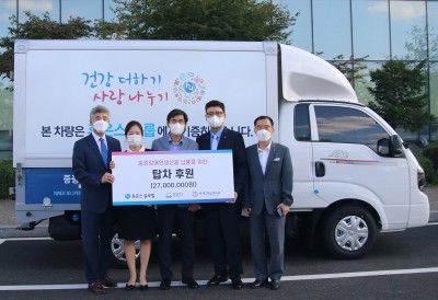 (왼쪽부터)가나안복지재단 송윤면 대표이사, 가나안근로복지관 이혜정 관장, 성남시 정인목 복지국장, 휴온스글로벌 이진석 상무, 성남시 이호일 장애인복지과장이 기념 사진을 촬영하고 있다. 사진=휴온스글로벌.