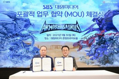 대원미디어 정욱 회장(좌)과 SBS 박기홍 콘텐츠전략본부장이 기념 사진을 촬영하고 있다. 사진=대원미디어.