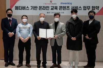 아이스크림미디어 곽덕훈 부회장(좌)과 인벤티스 오훈택 대표가 MOU를 체결한 후 협약서를 들고 있다. 사진=아이스크림미디어.
