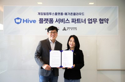 게임빌컴투스플랫폼 최석원 이사(좌)와 메가존클라우드 김미영 이사가 기념사진을 촬영하고 있다. 사진=게임빌.