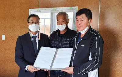쿠팡 물류정책 김명규 전무(좌)와 쿠팡화재피해대책위원회 김우영 위원장(우), 덕평1리 이원형 노인회장이 협약 체결 후 기념사진을 촬영하고 있다. 사진=쿠팡.