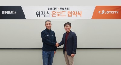 위메이드 장현국 대표(좌)와 조이시티 조성원 대표가 기념 사지진을 촬영하고 있다. 사진=조이시티.