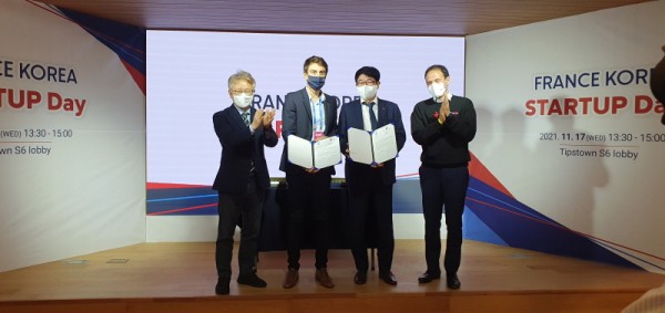 롯데중앙연구소는 공동 연구 상호협력의향서(LOI)를 체결 후 기념사진을 촬영하고 있다. (좌측부터) 중소벤처기업부 권칠승 장관, Ynsect사 Business Development director Guillaume Daoulas , 롯데중앙연구소 이경훤 소장 , 프랑스 디지털 경제 국무장관 Cédric O). 사진=롯데중앙연구소.