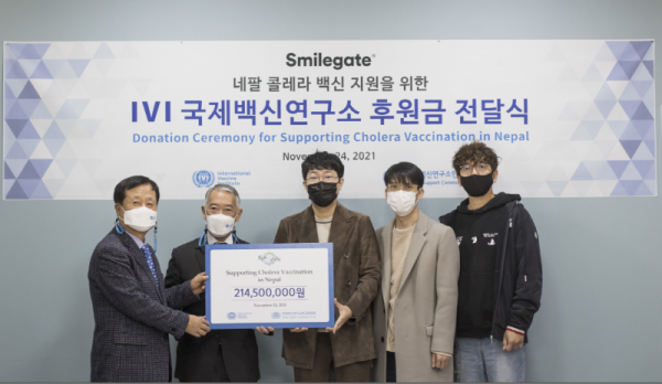 좌측부터) IVI한국후원회 박상철 회장, IVI 제롬 김 사무총장, 슈퍼크리에이티브 김형석‧강기현 공동대표, 스마일게이트 메가포트 권익훈 본부장이 전염병 백신지원 기부금 전달식에 참석했다. 사진=스마일게이트 희망스튜디오.