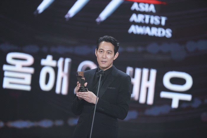 배우 이정재가 '2021 AAA' 대상-올해의 배우 부문 수상소감을 밝히고 있다. (사진=2021AAA 제공)