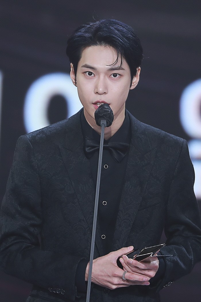NCT 도영이 '2021 AAA' 대상-올해의 앨범 부문 수상소감을 밝히고 있다. (사진=2021AAA 제공)